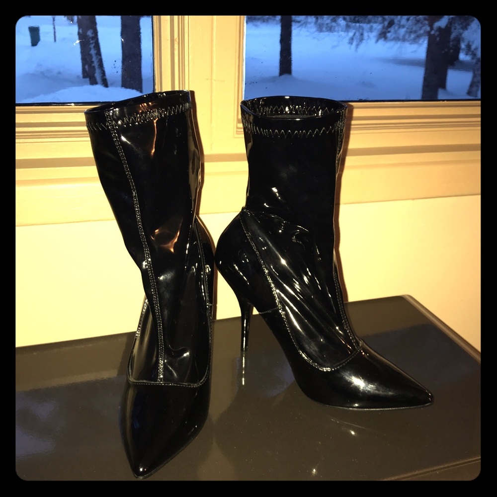 Cool 😎 black boots